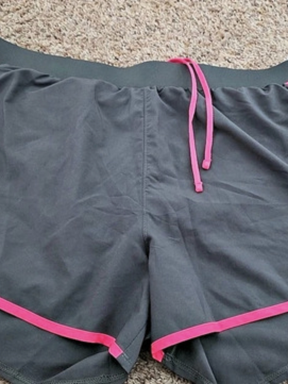 Under Armour HeatGear Athletic Shorts in Gray & Pink Size XL Like New